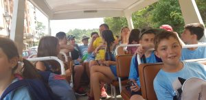 езикови ваканции в България за деца Z кемп, ден 32 - мини голф - разходка до Царево, децата са в автобуса