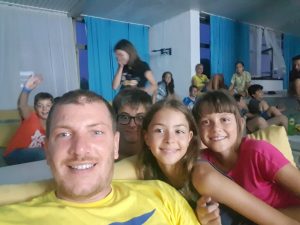 летни езикови лагери за деца Z кемп, ден 31 - караоке вечер, учител и деца си правят селфи